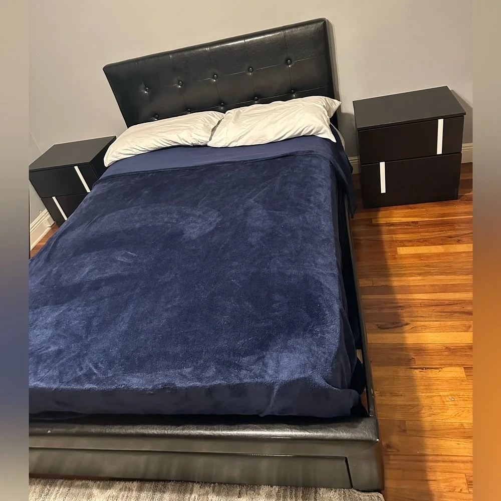 Es una cama casi nueva en buenas condiciones, viene con las dos mesitas de noche